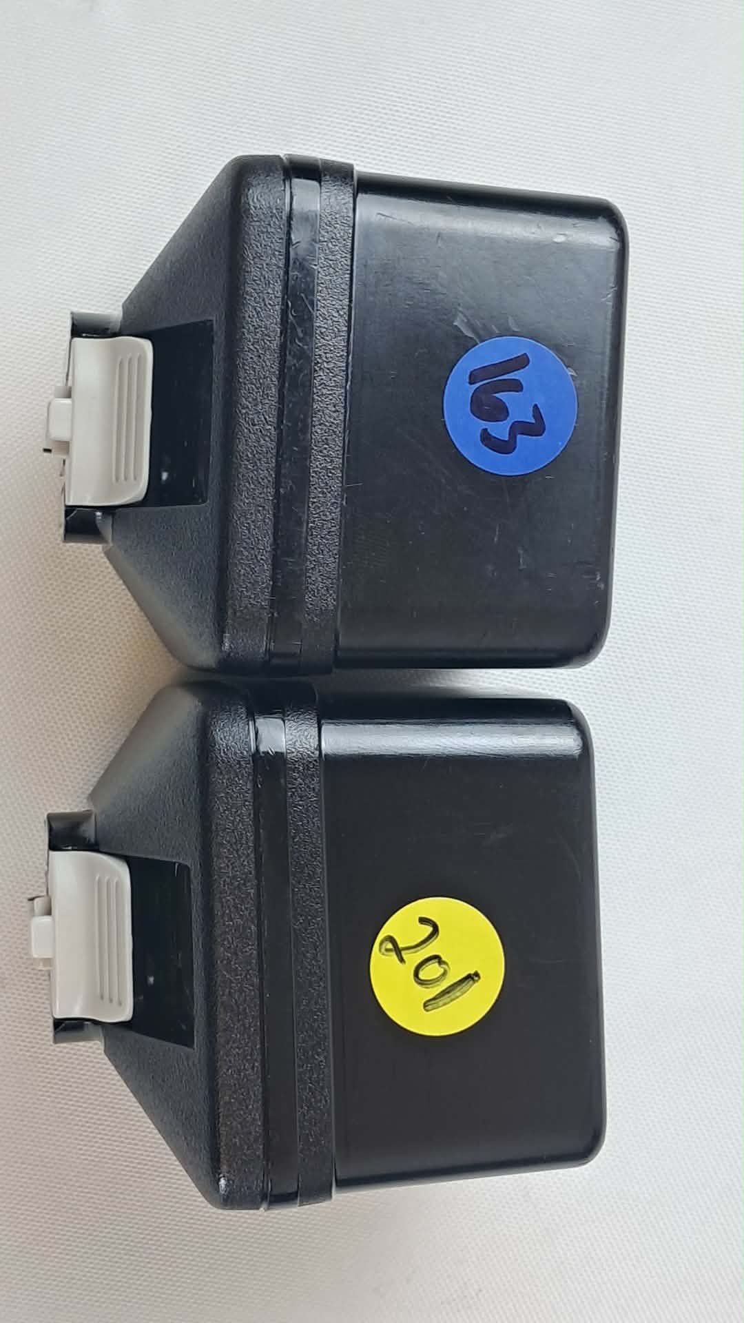 Pair Stryker 8215 System 8 Large Battery Cycle Counts: 163 & 201